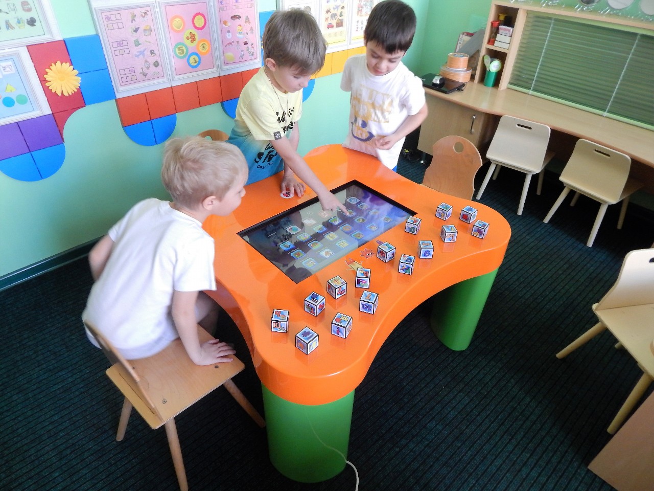 Современные игры в группе. Интерактивный стол Уникум-3. Инновационное оборудование для детского сада. Новые технология для садика. Инновации в детском саду.