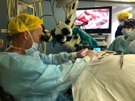 Хирурги Центральной клинической больницы провели уникальную операцию по восстановлению слуха